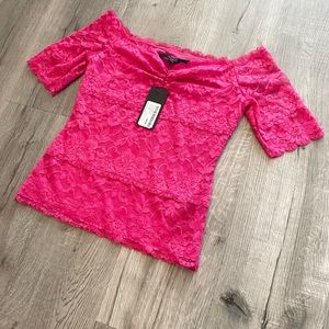 Pretty (and sexy) in pink 🌸 Guess off-the-shoulder top